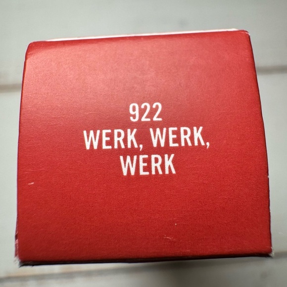 MAC Powder Kiss Lipstick NIB (922 Werk, Werk, Werk) 3 g / 0.1 oz - Picture 2 of 3
